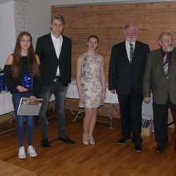 Überreichung des Sporttalents an Elina Nebl (links)