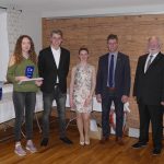 Überreichung des Sporttalents an Anna-Lena Schärfke (links)