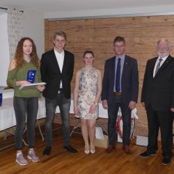 Überreichung des Sporttalents an Anna-Lena Schärfke (links)