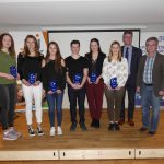 Erfolgreiche Plattlinger Sportler in 2016 mit Anna-Lena Schärfke, Selina Straßberger, Elina Nebl, Paul Martel, Franziska Reiner, Tanja Huber, 2. Bürgermeister Hans Schmalhofer und Abteilungsleiter Leichtathletik Josef Hofmeister