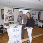 Selina Straßberger mit BLSV-Kreisvorsitzenden Otto Baumann