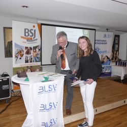 Selina Straßberger mit BLSV-Kreisvorsitzenden Otto Baumann