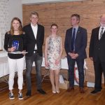 Überreichung des Sporttalents an Selina Straßberger (links)