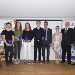 Gruppenfoto mit den Geehrten Paul Martel, Anna-Lena Schärfke, Selina Straßberger