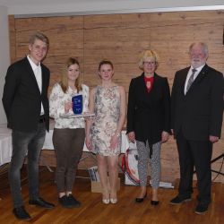 Überreichung des Sporttalents an Tanja Huber (Zweite von links)