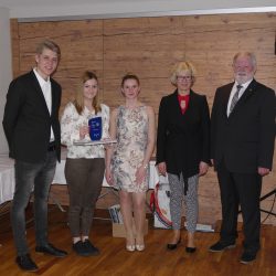 Überreichung des Sporttalents an Tanja Huber (Zweite von links)